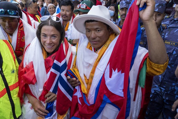 Kristin Harila et Tenjin Sherpa ont été fêtés dignement après leur record