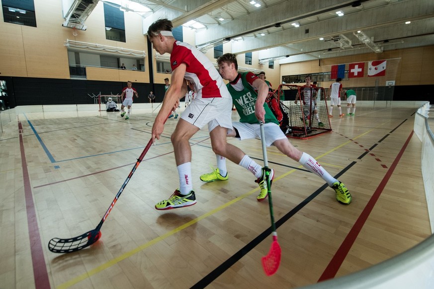 Junge Athleten trainieren Unihockey, am Talent Treff Tenero von Swiss Olympic, einer Versammlung aller vielversprechenden Athleten der Schweiz, im Nationalen Jugendsportzentrum von Tenero, am Montag,  ...