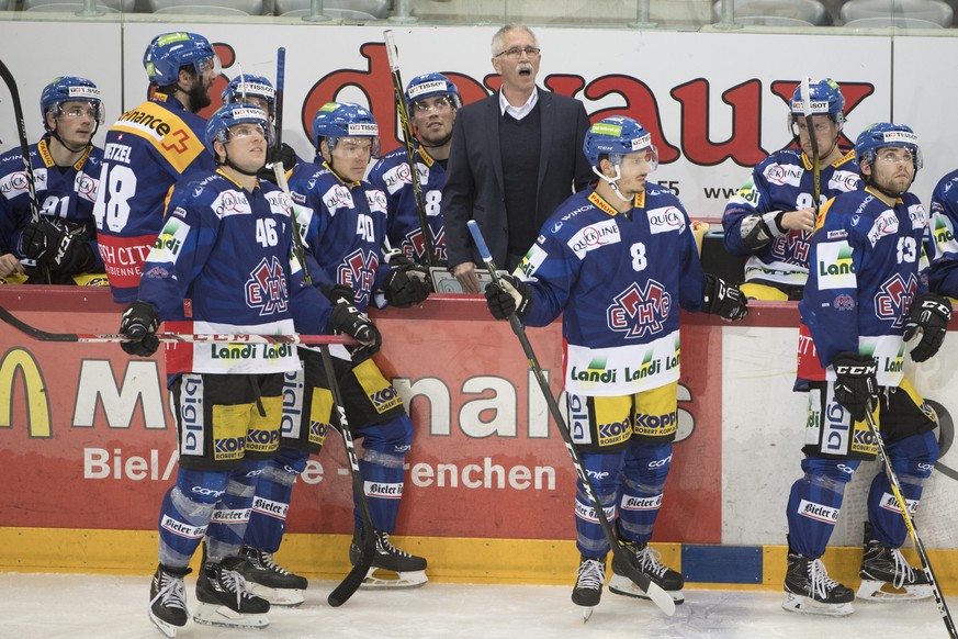 Biels Trainer Mike McNamara, Mitte, und seine Spieler konsultieren den Videowuerfel, waehrend dem Eishockey National League A Spiel zwischen dem EHC Biel und Lausanne HC, am Dienstag, 6. Dezember 2016 ...