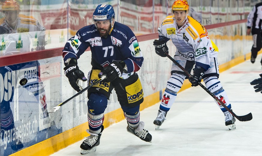 Biel, 26.09.2015, Eishockey NLA, EHC Biel - HC Ambri-Piotta, Biels Daniel Steiner gegen Ambris Cory Emmerton. (Robert Hradil/EQ Images)