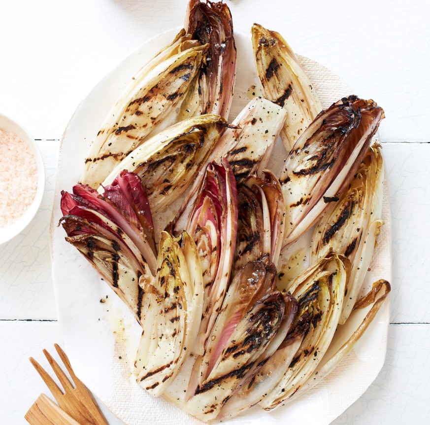 grillierte endives chicoree grillen grillieren bbq barbecue grill salat vegetarisch gemüse http://www.foodandwine.com/recipes/charred-and-smoky-belgian-endives