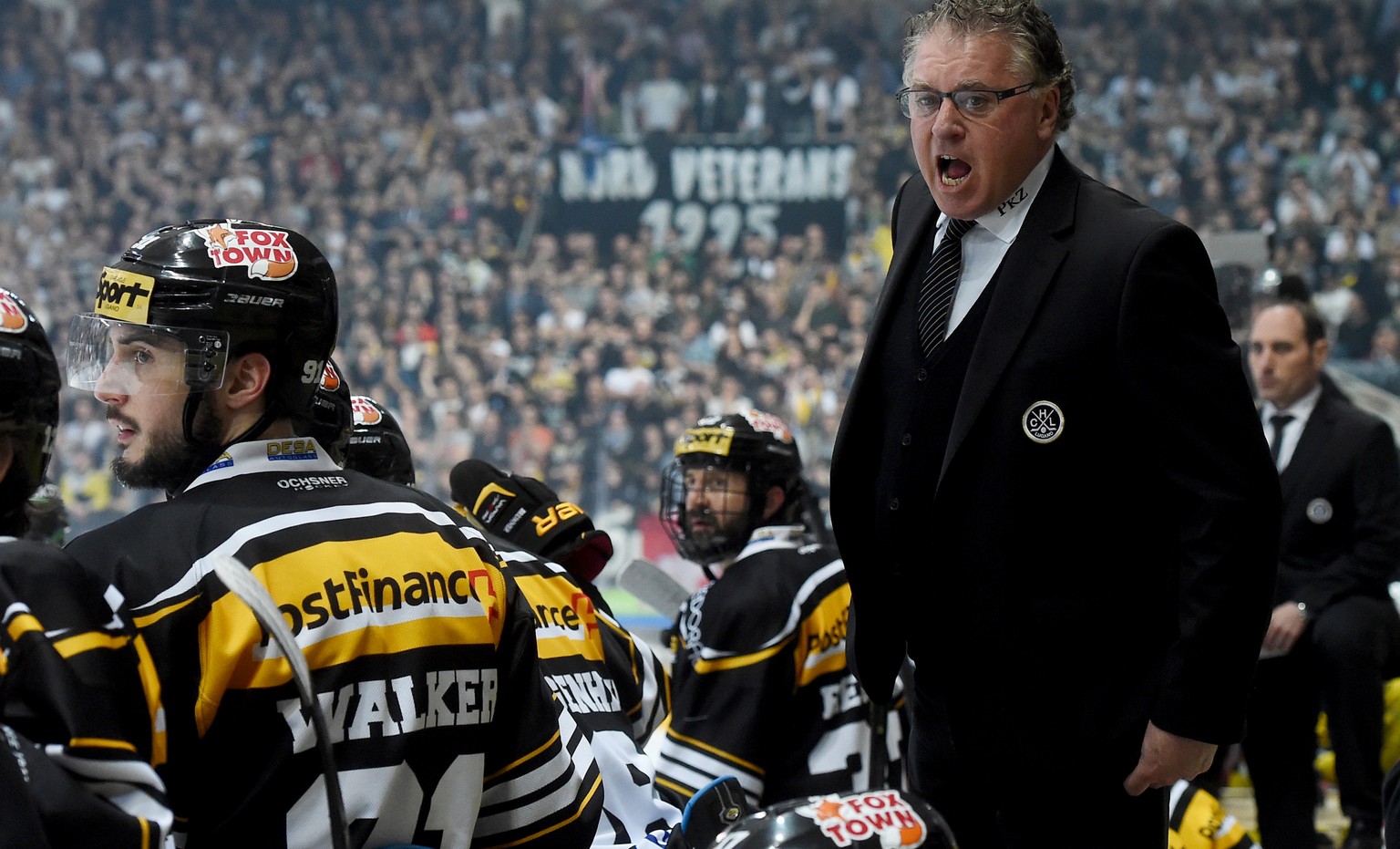 Lugano Trainer Doug Shedden gibt Anweisungen Spieler beim fuenften Eishockey Playoff-Finalspiel der National League A zwischen dem HC Lugano und dem SC Bern am Dienstag, 12. April 2016, in der Resega  ...