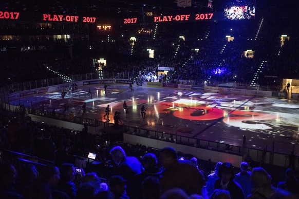 Zuschauer verfolgen das erste Playoff-Viertelfinalspiel der National League A zwischen den ZSC Lions und dem HC Lugano am Samstag, 4. Maerz 2017, im Hallenstadion in Zuerich. (KEYSTONE/Ennio Leanza)