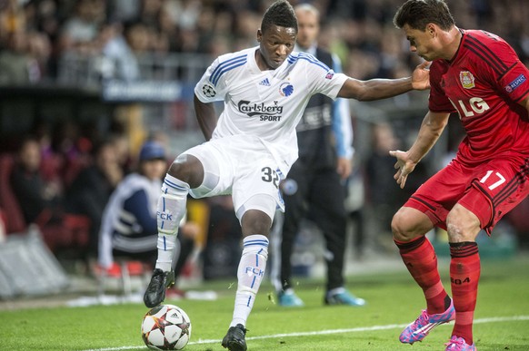 Kopenhagens Danny Amankwaa (l.) im Duell mit Bayer Leverkusens Sebastian Boenisch.