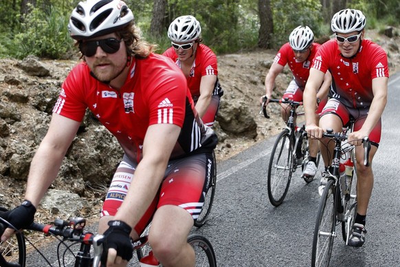 Marc Berthod, gauche, Daniel Albrecht, droite, et une partie de l&#039;equipe suisse de ski hommes, font une course de velo de 130km comme exercice lors d&#039;un camp d&#039;entrainement de remise en ...