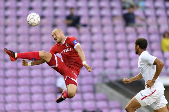 Sion&#039;s forward Marco Schneuwly, left, fights for the ball with Suduva&#039;s defender Radanfah Abu Bakr, right, during the UEFA Europa League third qualifying round second leg soccer match betwee ...