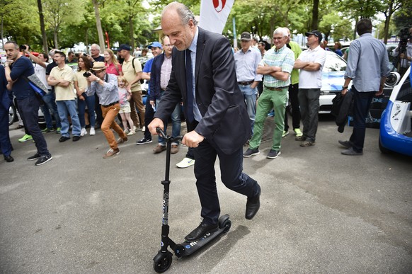 Town councillor Filippo Leutenegger drives on a kick scooter, during the start of the Wave Trophy 2017 tour, on Friday, June 9, 2017, in Zurich, Switzerland. The Wave Trophy (World Advanced Vehicle Ex ...