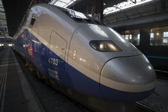 Der neue Zug TGV 2N2 Lyria Duplex wird vorgestellt an einer Medienkonferenz betreffend Fahrplanwechsel 2012 der SBB am Bahnhof in Basel am Donnerstag, 17. November 2011. (KEYSTONE/Georgios Kefalas)