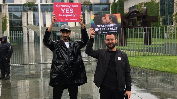 Bastian Baumann und Julian Fricker alias Dragqueen Shiaz Legz vor dem Kanzleramt in Berlin.