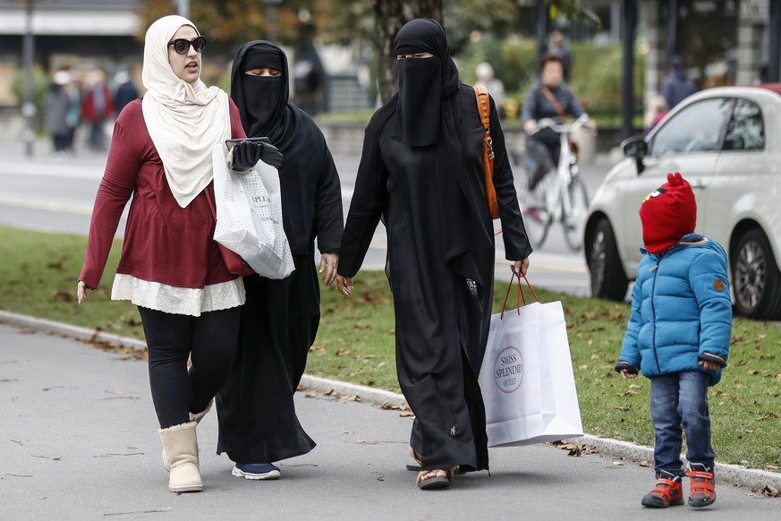 ARCHIVBILD ZUM DURCH DEN ST. GALLER KANTONSRAT BESCHLOSSENEN VERHUELLUNGSVERBOT --- Asma, Touristin aus Riad, Saudi-Arabien, Mitte, und ihre Freundinnen auf Shopping Tour, am Sonntag, 9. Oktober 2016, ...