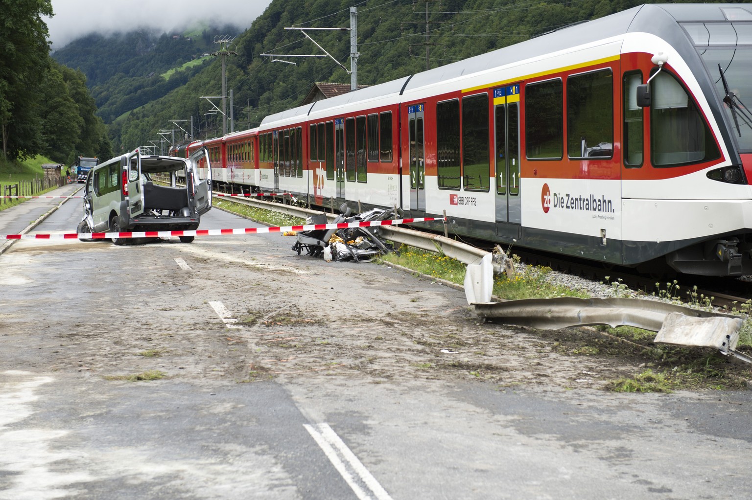 Das demolierte Unfallfahrzeug beim Bahnübergang Allmend in Wolfenschiessen.