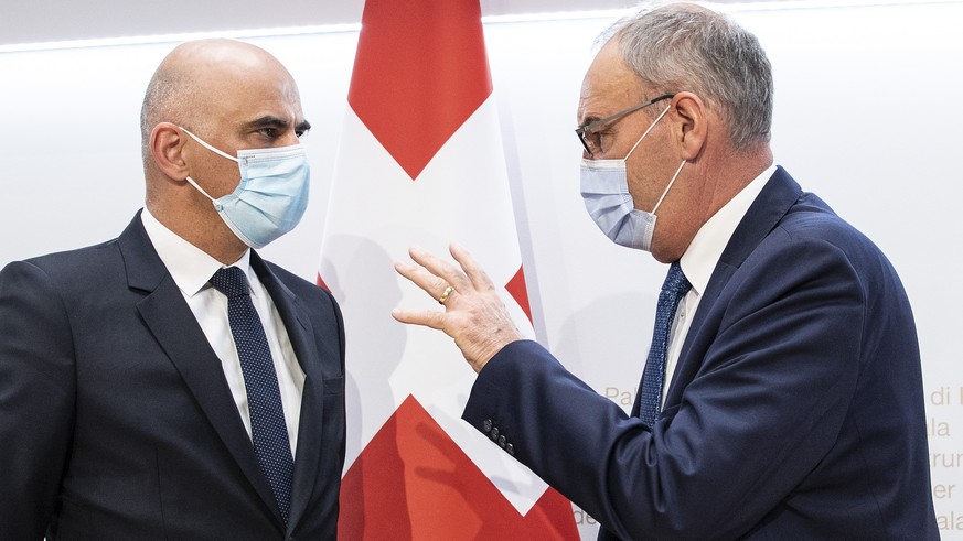 Bundespraesident Guy Parmelin, rechts, und Bundesrat Alain Berset aeussern sich an einer Medienkonferenz zu Covid 19 Massnahmen, am Mittwoch, 12. Mai 2021, in Bern. (KEYSTONE/Peter Schneider)