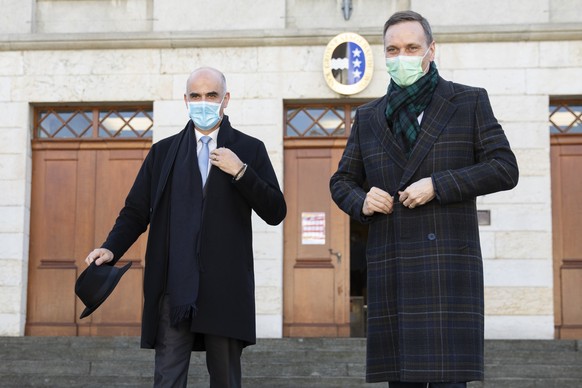 Bundesrat Alain Berset, links, und Jean-Pierre Gallati, Regierungsrat AG und Vorsteher Departement Gesundheit und Soziales, stehen nach einer Medienkonferenz vor dem Grossratsgebaeude, am Donnerstag,  ...