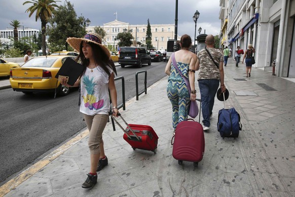 Touristen beim Syntagma-Platz in Athen.