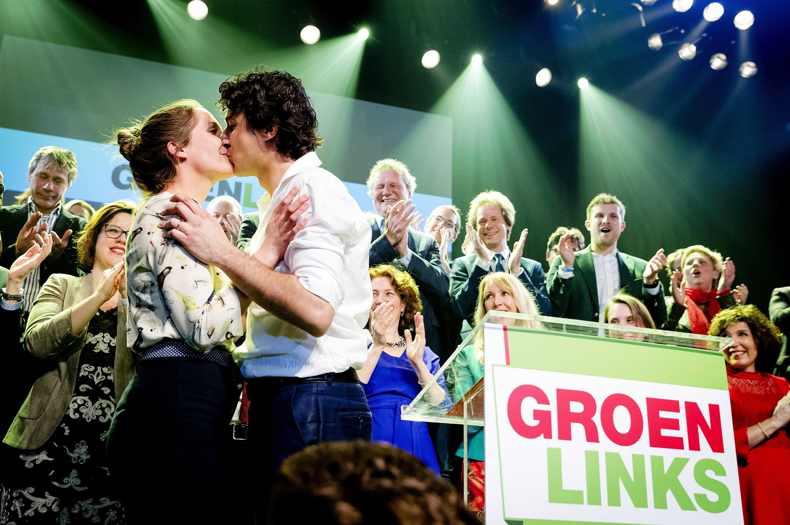 epa05850981 Jesse Klaver of GroenLinks party kisses his wife during election night in Amsterdam, The Netherlands, 15 March 2017. EPA/ROBIN VAN LONKHUIJSEN
