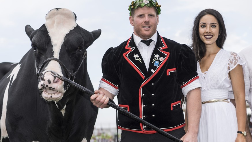 Der Berner Matthias Glarner freut sich als neuer Schwingerkoenig neben dem Siegermuni &quot;Mazot de Cremo&quot; und Miss Schweiz Lauriane Sallin am Eidgenoessischen Schwing- und Aelplerfest (ESAF) Es ...