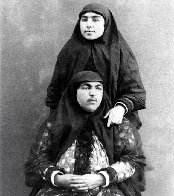 Die Lieblingsfrau Nâser ed-Dins, Adis od-Doule (unten), mit einer weiteren Ehefrau des Schahs.