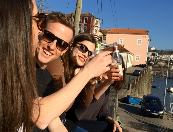 An der Uferpromenade des Douro: Cheers!
