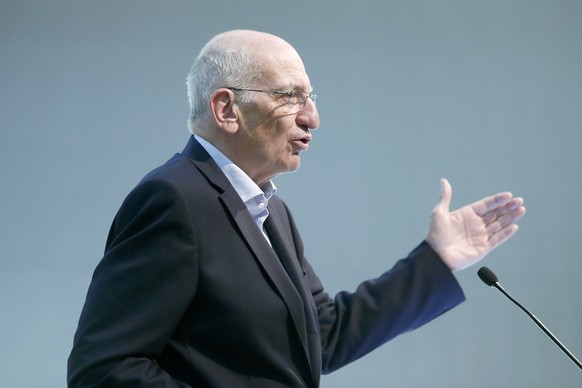 Alt-Bundesrat Pascal Couchepin spricht bei einer Europadebatte der NEBS (Neue Europaeische Bewegung Schweiz), am Samstag, 18. Oktober 2014, in Fribourg. (KEYSTONE/Peter Klaunzer)