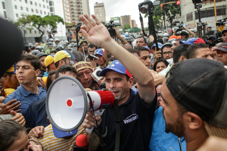 epa05444110 Venezuelan opposition leader Henrique Capriles (C) speaks during a march by the opposition to demand the application of the recall referendum against Venezuelan President Nicolas Maduro, i ...