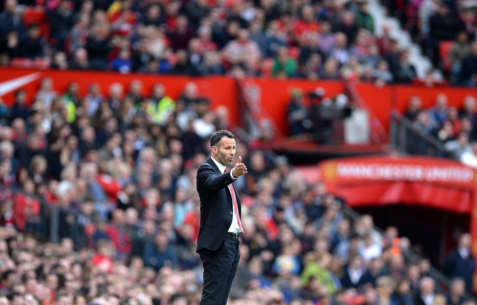 Ryan Giggs gibt an der Linie Anweisungen.