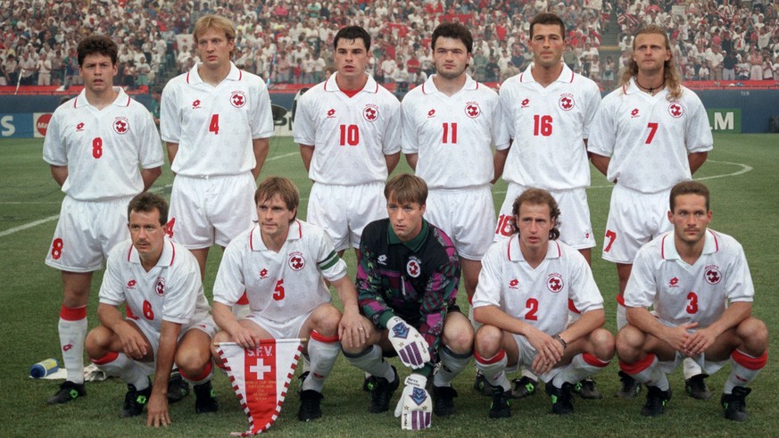 Bickel (oben, Zweiter von rechts) war Mitglied der legendären Nati, die sich für die WM 1994 qualifizierte.