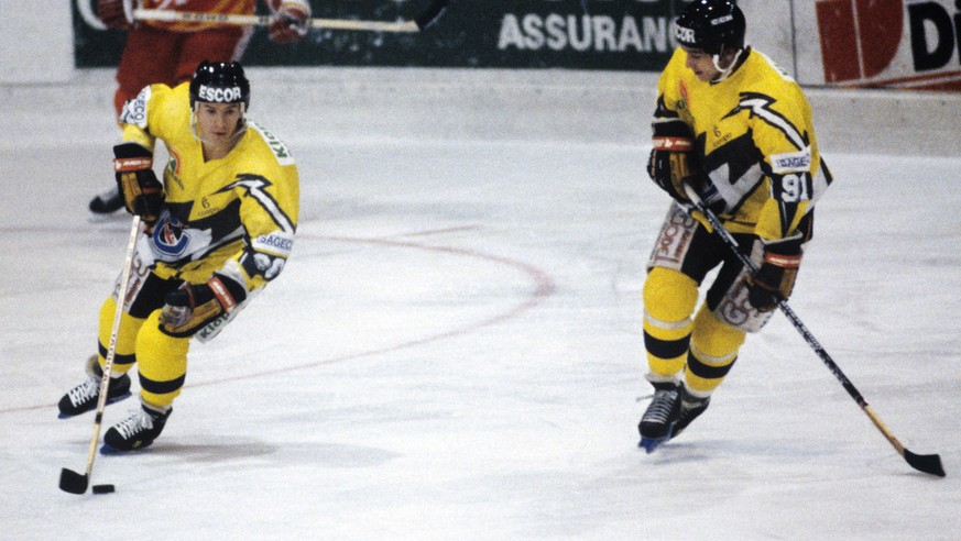 Die beiden Spieler, Slawa Bykow (links) und Andrej Chomutow (rechts), von Fribourg-Gotteron in AKtion, im November 1990. (KEYSTONE/Karl-Heinz Hug)