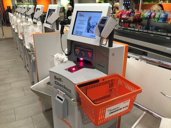 Nebst den Self-Checkout-Automaten gibt es weiterhin Kassiererinnen.&nbsp;