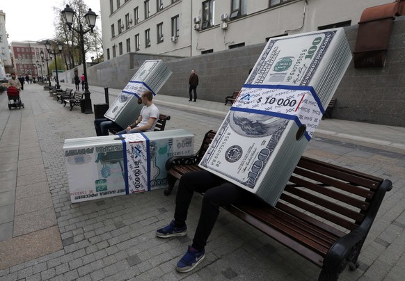 Müde Währung: Dollar-Bündel gönnen sich in Moskau eine Pause nach einem harten Arbeitstag.