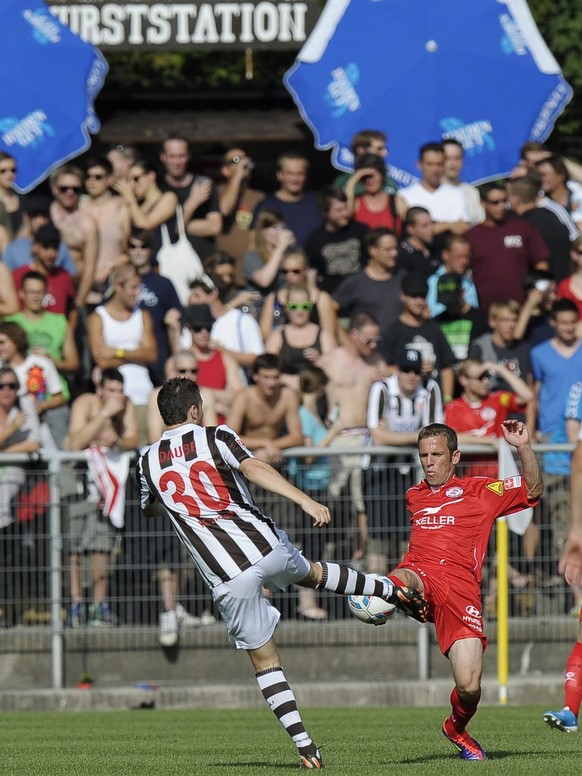 Der Winterthurer Isuf Llumnica, rechts, und St. Paulis Dennis Daube, links, kaempfen um den Ball, im Fussball Freundschaftsspiel FC Winterthur gegen FC St. Pauli, am Samstag, 3. September 2011, im Sta ...