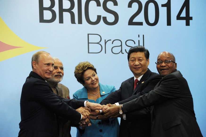 Die Staatschefs der Brics-Länder zeigen Einigkeit. Russlands Präsident Wladimir Putin, indischer Premierminister Narendra Modi, Brasiliens Präsidentin Dilma Rousseff, Chinas Präsident Xi Jinping und S ...