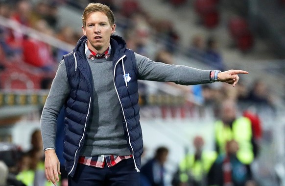 epa06216452 Hoffenheim&#039;s head coach Julian Nagelsmann gestures during the German Bundesliga soccer match between FSV Mainz 05 and TSG 1899 Hoffenheim in Mainz, Germany, 20 September 2017. EPA/RON ...