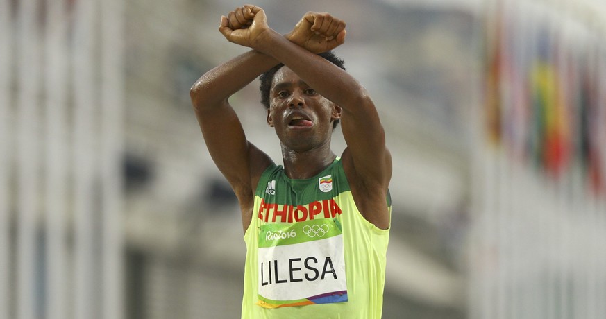 2016 Rio Olympics - Athletics - Final - Men&#039;s Marathon - Sambodromo - Rio de Janeiro, Brazil - 21/08/2016. Feyisa Lilesa (ETH) of Ethiopia celebrates. REUTERS/Athit Perawongmetha FOR EDITORIAL US ...