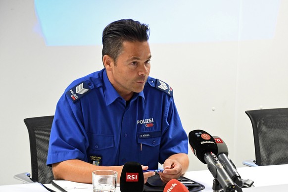 epa06124589 Roman Ruegg, press spokesman of the cantonal police of Graubuenden, informs about the crash of a small aircraft near Pontresina in the Diavolezza area, during a press conference in Samedan ...