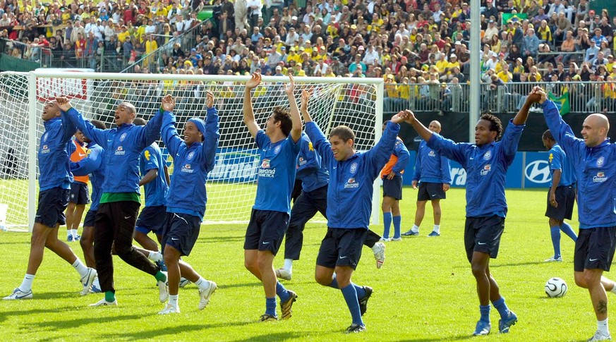 Die Spieler der Selecao verabschieden sich nach dem letzten Training der Brasilianischen Fussball Nationalmannschaft am Samstag, 3. Juni 2006 in Weggis von den treuen Fans. Ueber 110&#039;000 begeiste ...