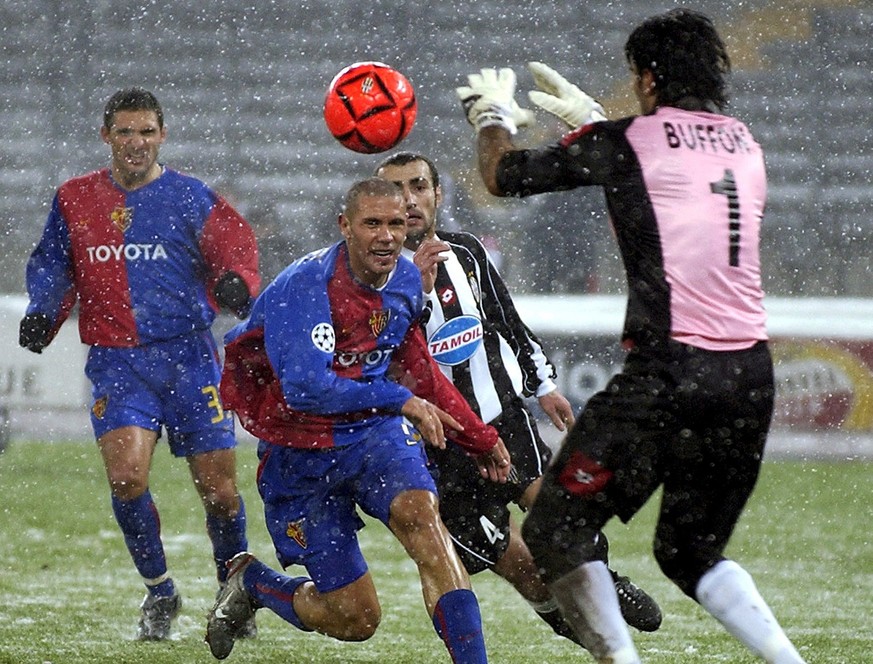 Nachrichten Linkding Der Basler Christian Gimenez, Mitte, scheitert am Turiner Goalie Gianluigi Buffon am Mittwoch, 11. Dezember 2002, im Champions League Spiel zwischen Juventus Turin und dem FC Basel im Stadio delle Alp ...