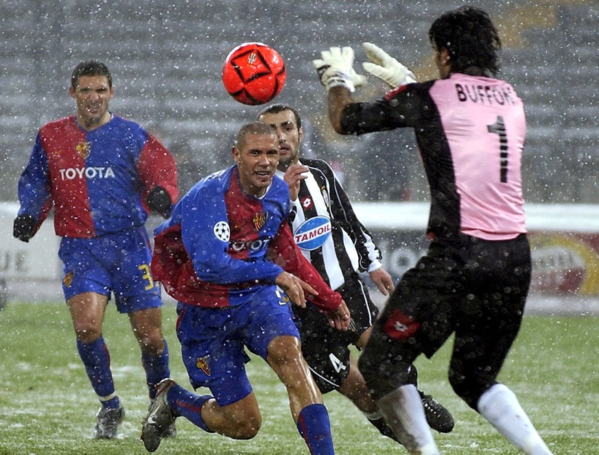 Der Basler Christian Gimenez, Mitte, scheitert am Turiner Goalie Gianluigi Buffon am Mittwoch, 11. Dezember 2002, im Champions League Spiel zwischen Juventus Turin und dem FC Basel im Stadio delle Alp ...