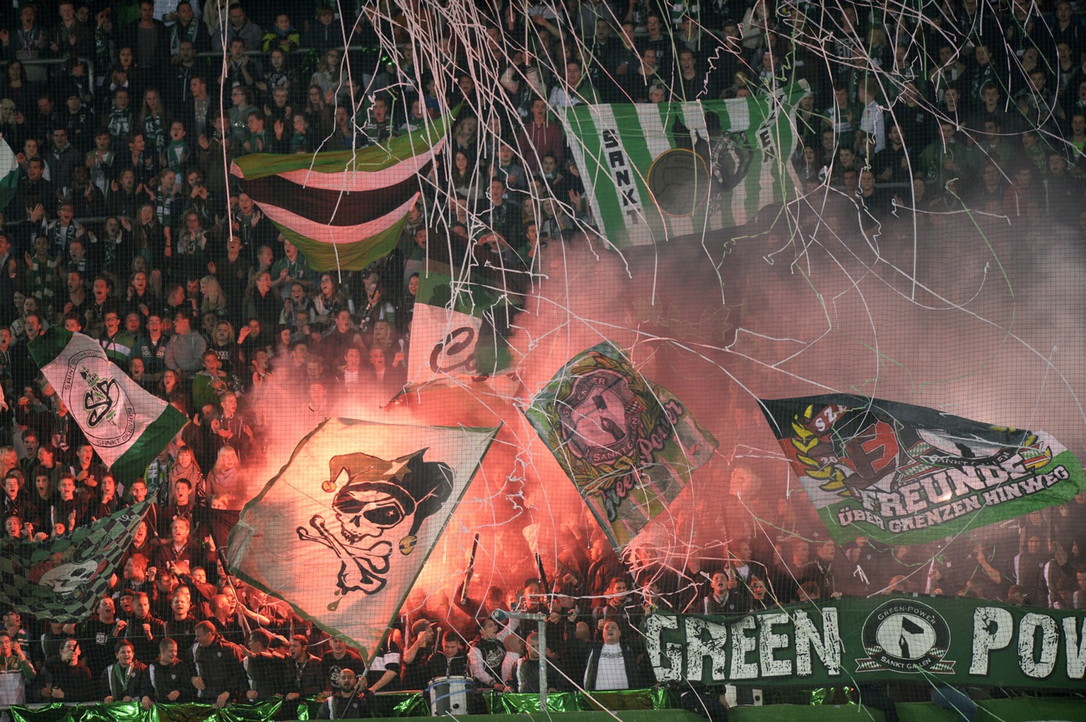 Fahnenmeer für den FC St.Gallen.