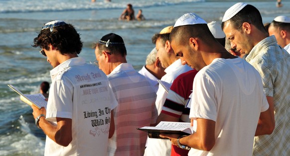 Betende Juden an Jom Kippur.