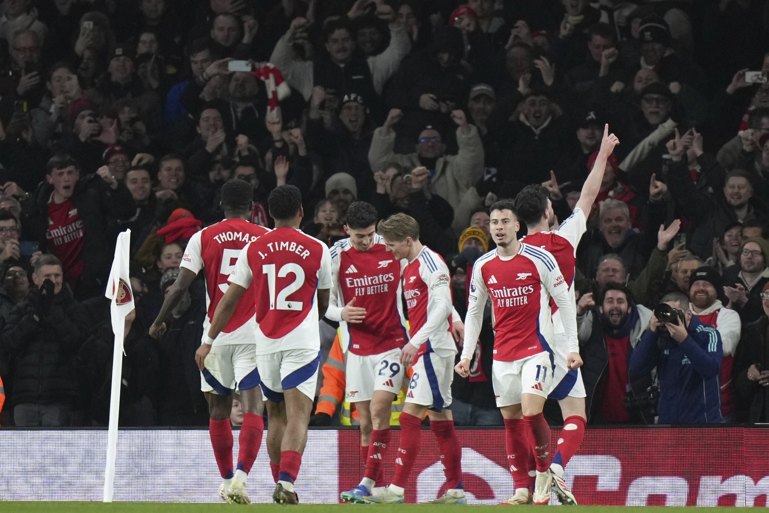 Nachrichten Linkding Arsenal's Kai Havertz (29) is congratulated after scoring his side's 4th goal during the English Premier League soccer match between Arsenal and Manchester City at the Emirates stadium in Lo ...