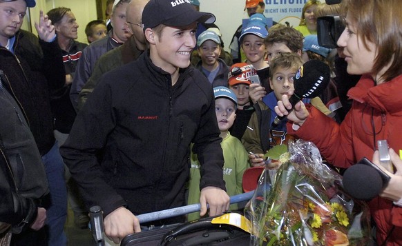 Der Motorrad Weltmeister der 125 ccm Klasse, Tom Luethi, wird von Fans herzlich empfangen, am Mittwoch, 9. November 2005 in Bern-Belpmoos. (KEYSTONE/Edi Engeler)