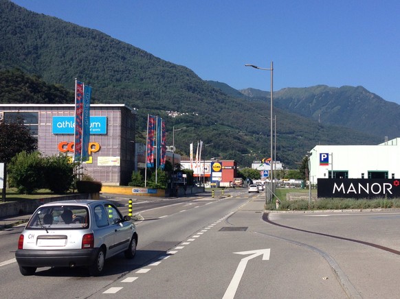 Könnte der Kontrast grösser sein? Sant'Antonino ist ein Konsummoloch mit lärmigen Autobahnen.