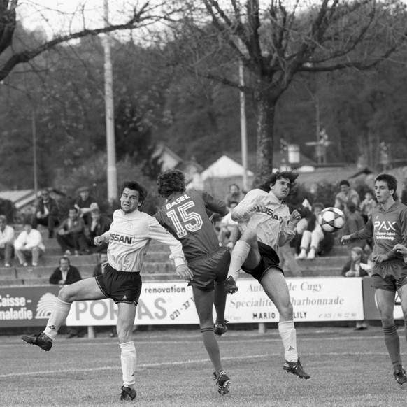 Das Fussball Nationalliga B-Spiel, Etoile Sportive FC Malley gegen FC Basel in Lausanne, aufgenommen am 3. Mai 1988. V.ln.r.:Thomann (Malley), der Basler Nadig und Salou (Malley). (KEYSTONE/Str)