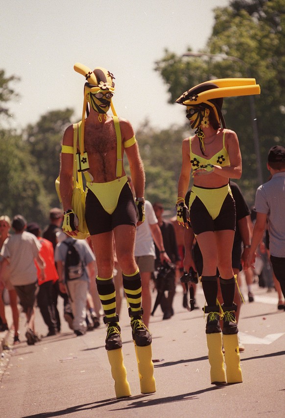 Raver an der Streetparade in Zuerich im August 1998. (KEYSTONE/MICHELE LIMINA)