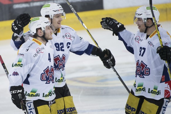 Biels Kevin Fey, Gaetan Haas und Martin Pedretti, von links, jubeln, waehrend dem Eishockey National League A Spiel, zwischen den SCL Tigers und dem EHC Biel, am Dienstag 29. November 2016 in der Ilfi ...