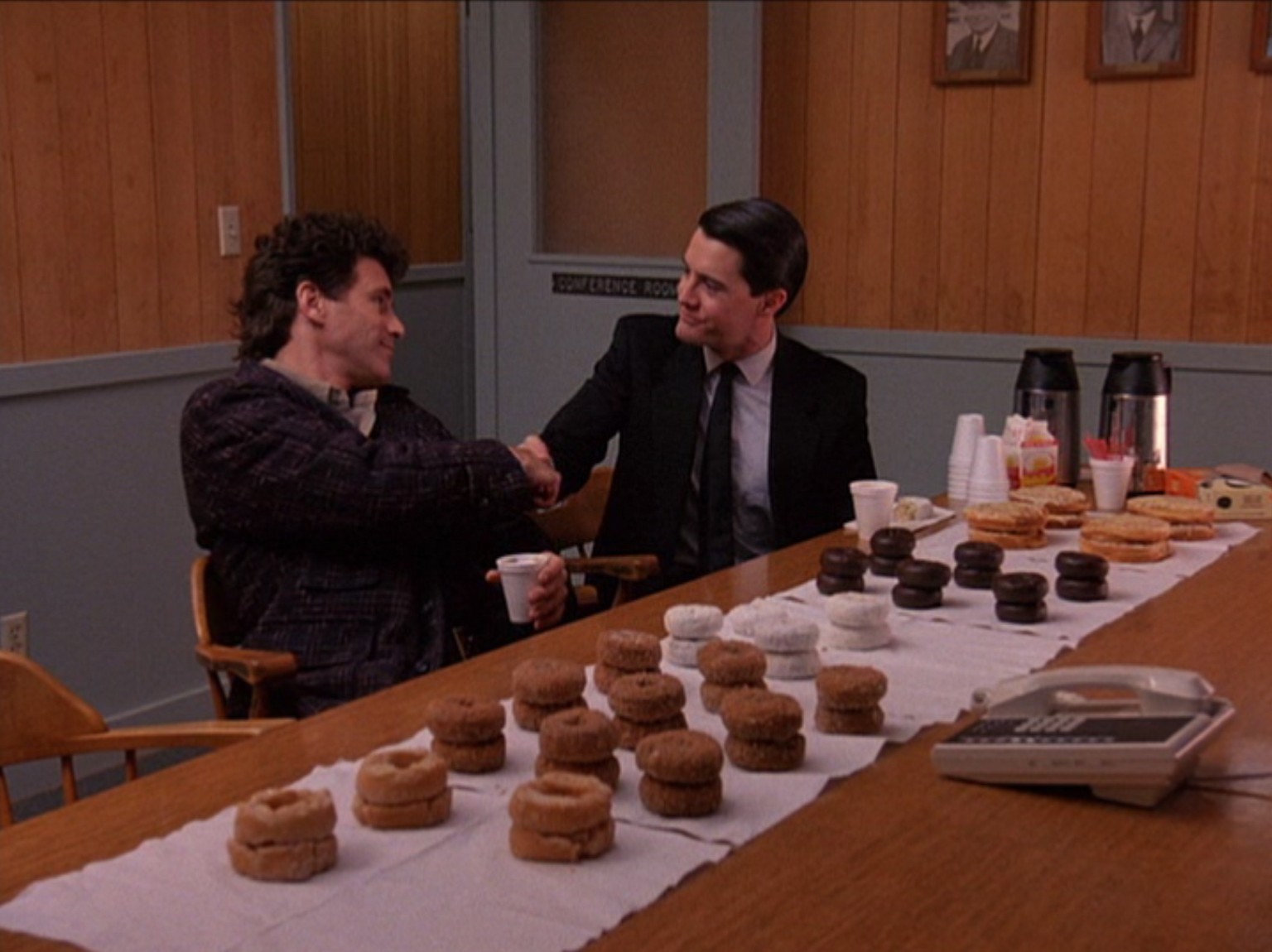 So wurde vor einem Vierteljahrhundert ermittelt: Kyle MacLachlan (rechts) als Special Agent Dale Cooper in «Twin Peaks».
