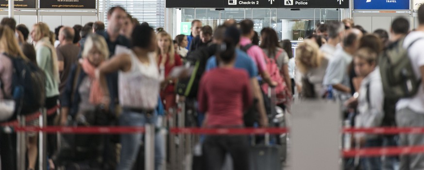 ARCHIVBILD ZUR BILANZ DER SWISS IM ERSTEN QUARTAL 2017, AM DONNERSTAG, 27. APRIL 2017 - Passengers queue in the check-in hall 1 at Zurich Airport, pictured in Kloten, Switzerland, on July 31, 2014. (K ...