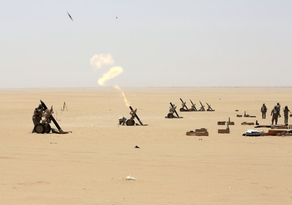 Saudische Truppen bringen sich an der Grenze zum Jemen mit leichter Artillerie in Stellung.