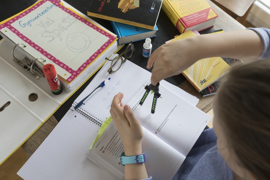 An 11-year-old girl (6th grade) studies for the long-term grammar school admission exam on Monday, March 6, 2017, photographed in Zurich, Switzerland, on March 1, 2017. (KEYSTONE/Gaetan Bally)

Ein 11 ...