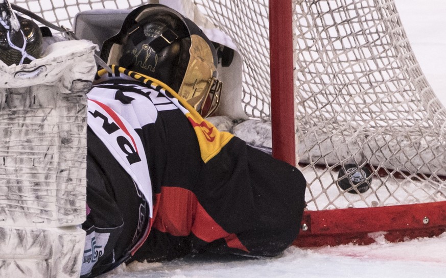 Berns Goalie Leonardo Genoni schaut dem Puck zum Ausgleich 1:1 nach, im dritten Eishockey Playoff-Finalspiel der National League A zwischen dem SC Bern und dem EV Zug, am Dienstag, 11. April 2017 in d ...